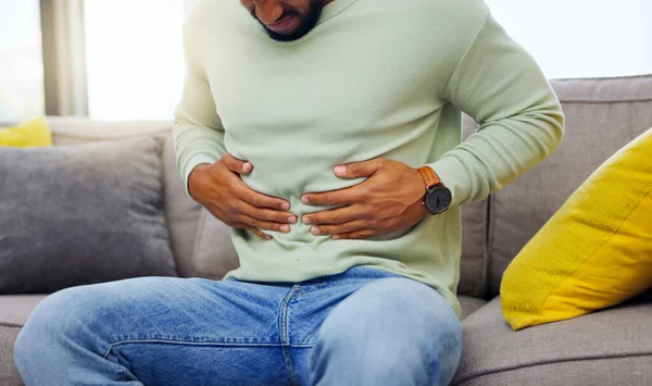 Homem Sofá Com Dor Estômago Doença Cãibras Enquanto Relaxa Sala — Fotografia de Stock