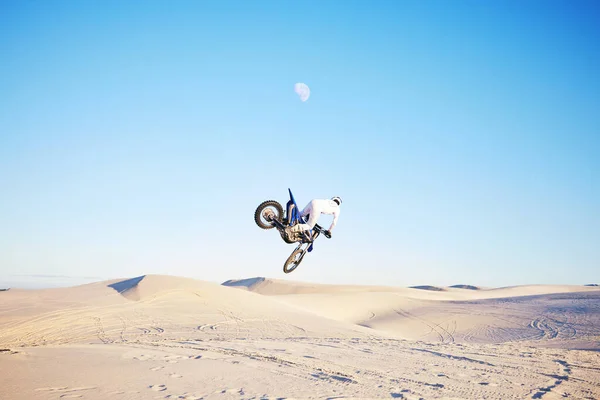 Пустеля Мотоциклетний Стрибок Або Спортивні Люди Подорожують Гнучкі Або Їздять — стокове фото