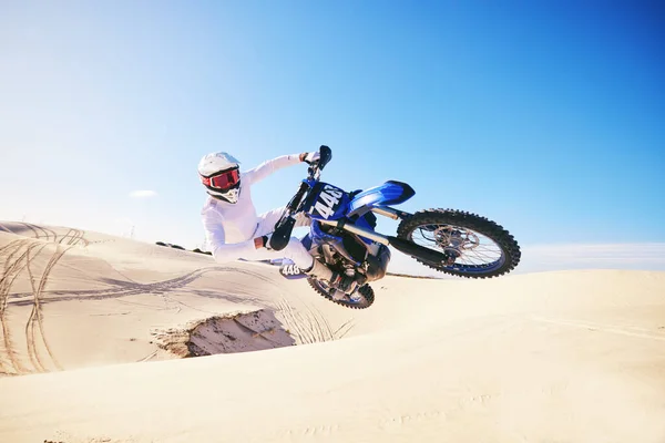 Пісок Мотоспорт Людина Повітрі Мотоциклом Адреналіну Пригод Свободи Пустелі Дія — стокове фото