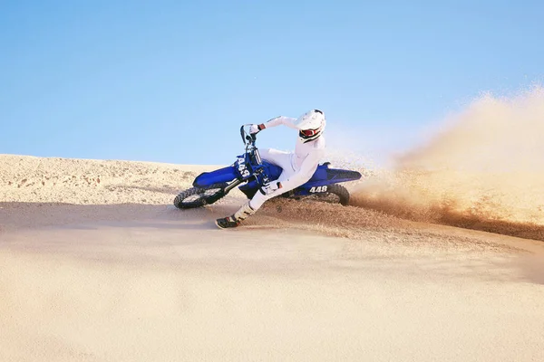 자연에서 아드레날린 훈련을위한 사막에서 남자와 자전거 모래와 스포츠 여름에 에너지 — 스톡 사진