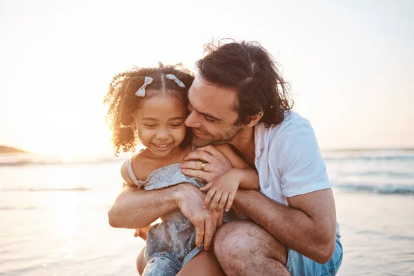 抱着一个快乐的孩子和一个父亲在海滩度假 一起关心和爱收养后的生活 一个家庭和一个跨种族的父亲 带着一个女孩在海里玩耍 旅行或度假 — 图库照片
