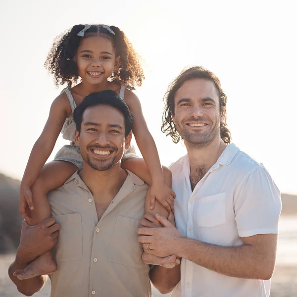Coppia Gay Ritratto Sorriso Con Famiglia Spiaggia Vacanze Mare Supporto — Foto Stock
