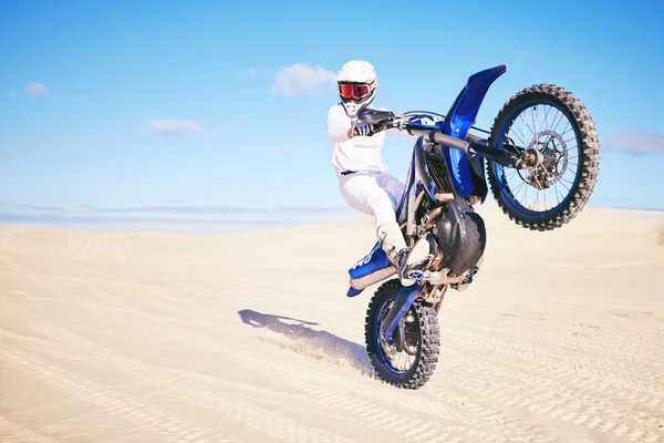 Kerékpár Szabadság Egyensúly Egy Férfival Sivatagban Fitnesz Vagy Adrenalin Hobbi — Stock Fotó