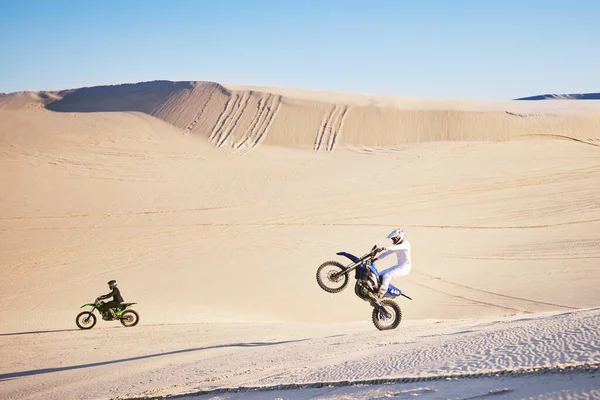 アドレナリン 自然のトレーニングのための砂漠の人々とのバイク 砂と自由 スポーツ 夏の汚れの友人とのバランス レースコンテストやスペースでのトレーニング — ストック写真