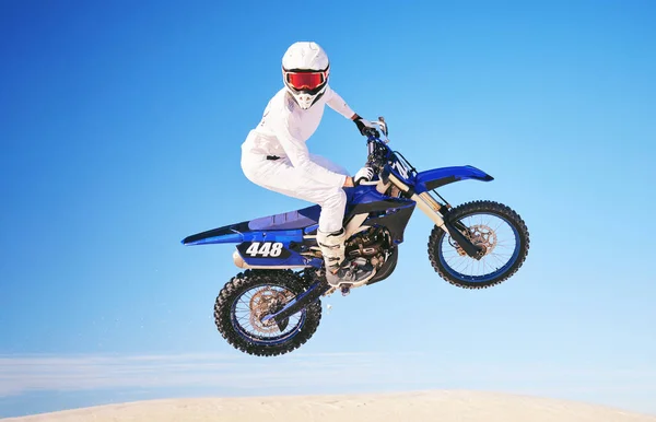 Блакитне Небо Мотоцикл Повітрі Людина Екстремальним Видом Спорту Швидкість Відкритому — стокове фото