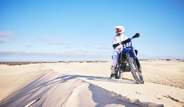 Deserto Céu Motocicleta Esportes Radicais Pessoa Olhando Para Vista Livre — Fotografia de Stock