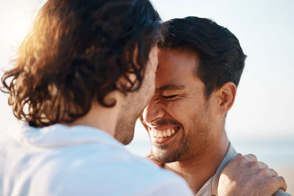 Amor Sol Homens Gays Praia Abraçar Rir Férias Verão Juntos — Fotografia de Stock