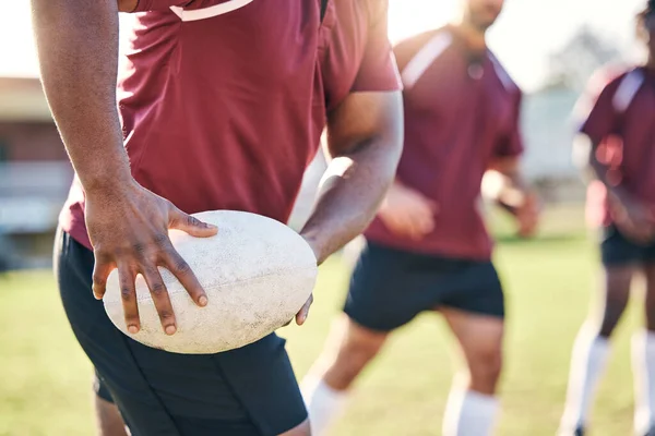 Manos Rugby Pelota Con Equipo Campo Juntos Para Partido Partido —  Fotos de Stock
