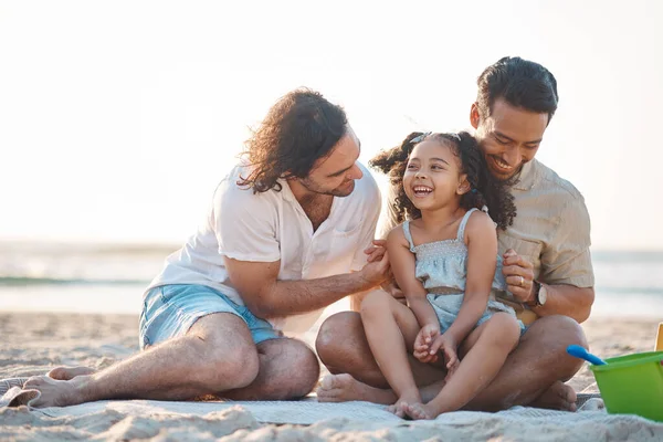 同性恋男人 爸爸和女孩在海滩上 带着爱 感情和对假期的关心 在阳光下欢笑和户外 男女同性恋 双性恋 变性者 两性人 幼儿和收养 — 图库照片