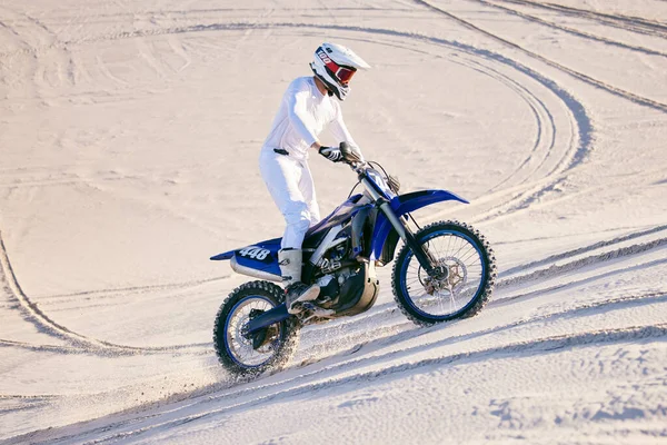 アクション アドベンチャー パフォーマンスのためのオートバイを持つ砂 砂漠や男 アドレナリン トレーニング 運動やレースや挑戦のための砂丘の上のバイク上の極端なスポーツと男性 — ストック写真