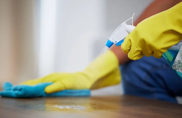 Reinigungsspray Wischtuch Und Hände Einer Person Auf Einem Tisch Für — Stockfoto