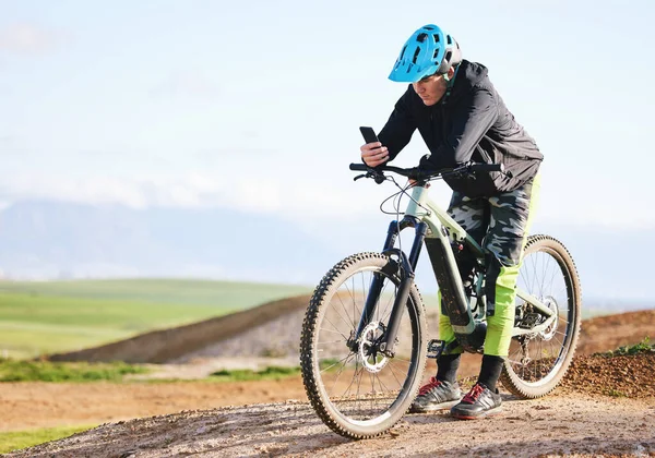 Fitness Naturaleza Hombre Bicicleta Con Teléfono Para Dirección Las Redes —  Fotos de Stock