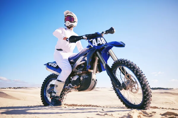 Areia Esportes Motorizados Homem Dirigem Com Moto Para Adrenalina Aventura — Fotografia de Stock