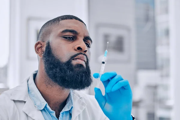 治癒のための実験室で黒人男性と医学 ワクチン ウイルス 専門家 病理学のテストのための科学者および注射器との医療 医学および注入 — ストック写真