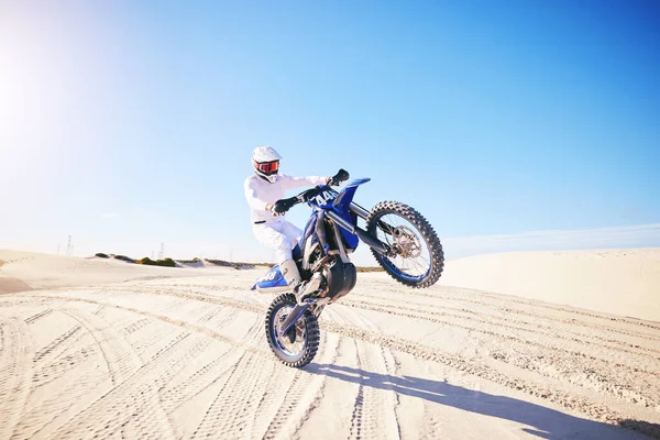 サンド バイクのバランス トリック スキル またはオフロードチャレンジ トレーニング フリースタイルの競争にスタントするスポーツ人 砂漠の砂丘でオートバイ 自然サイクリング アスリートドライバーを運転 — ストック写真