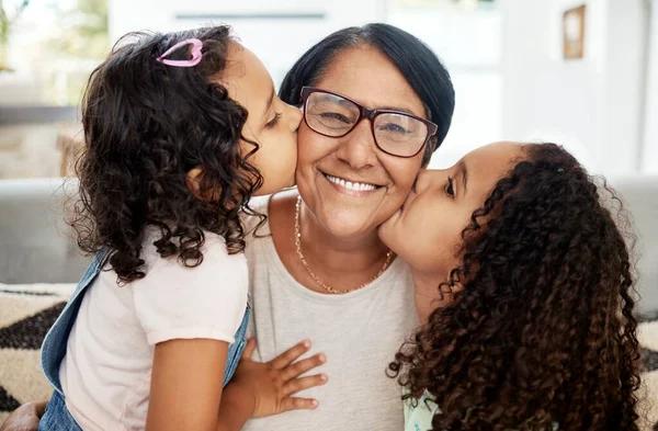 Παιδιά Φιλούν Γιαγιά Τους Στο Μάγουλό Της Αγάπη Φροντίδα Και — Φωτογραφία Αρχείου