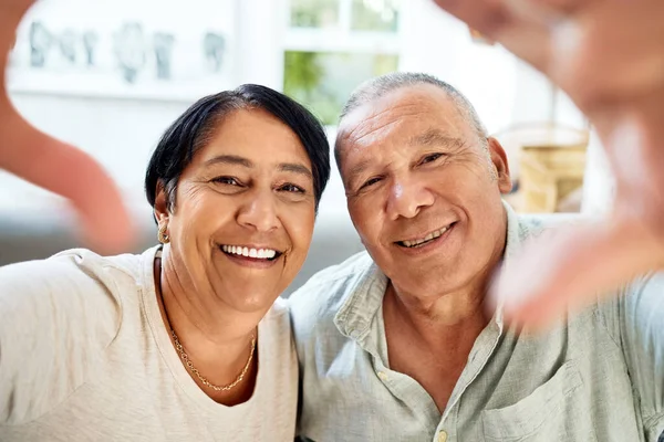 Volwassen Echtpaar Selfie Glimlach Portret Thuisbank Voor Videogesprek Streaming Internet — Stockfoto