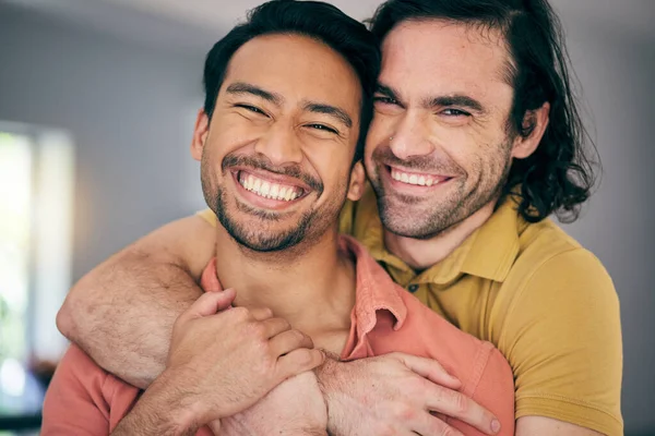 ハッピー 肖像画 ゲイのカップルは一緒に週末の自由と彼らの家で興奮して甘いです Lgbt 愛と男の顔は ロマンス プライドを持つリビングルームでボーイフレンドを受け入れる — ストック写真