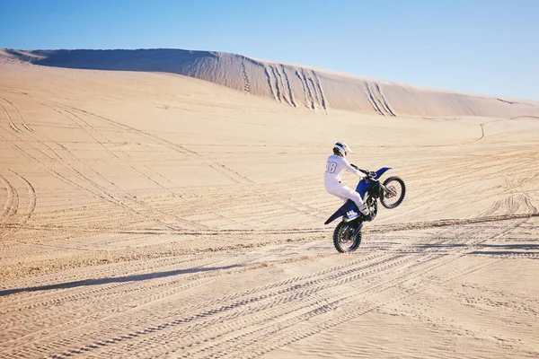 アドレナリン 自然のトレーニングのための砂漠の男とバイク スポーツ スペース ドバイの砂のエネルギーまたはバランスのためのオートバイに乗る選手とのモットー フィットネスと自由 — ストック写真