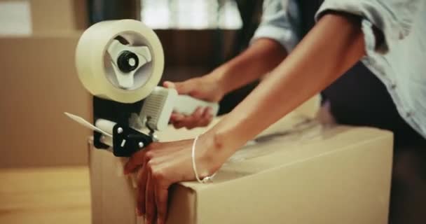 Γυναικεία Χέρια Κουτί Συσκευασίας Και Ταινία Για Μετακίνηση Υποθήκη Και — Αρχείο Βίντεο