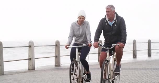Para Seniorów Rower Zdrowie Plaży Ćwiczeń Treningu Fitness Zimowy Poranek — Wideo stockowe