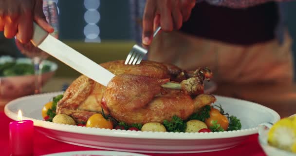 Индейка Резьба Руки Обеденный Стол День Благодарения Едой Едой Мясо — стоковое видео