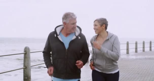 Para Seniorów Bieganie Plaża Ćwiczeń Zimowy Poranek Trening Fitness Dla — Wideo stockowe