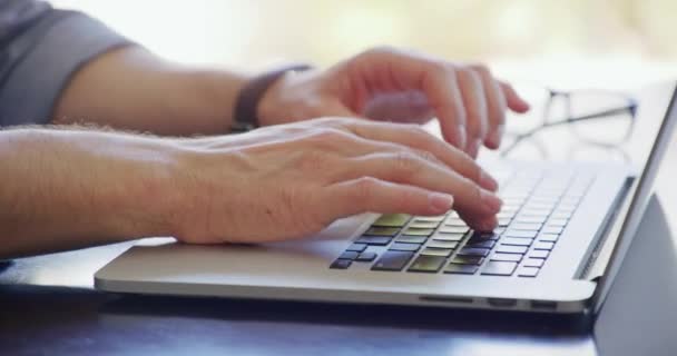 Closeup Mãos Digitando Teclado Escrevendo Mail Recrutamento Trabalhador Line Laptop — Vídeo de Stock