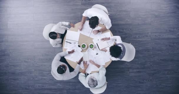 Obchodníci Stůl Kruh Papírováním Komunikací Setkáním Plánování Společnosti Nad Týmová — Stock video