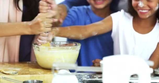 Assar Crianças Rir Com Mãe Casa Uma Cozinha Com Misturar — Vídeo de Stock