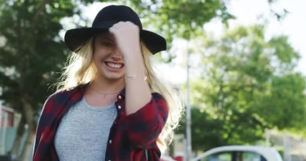 Mujer Feliz Cara Sonrisa Para Viajes Verano Moda Vacaciones Divertidas — Vídeo de stock