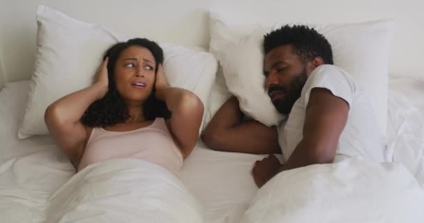 Ronflement Problème Couple Lit Disputent Colère Ennuyé Haut Avec Insomnie — Video