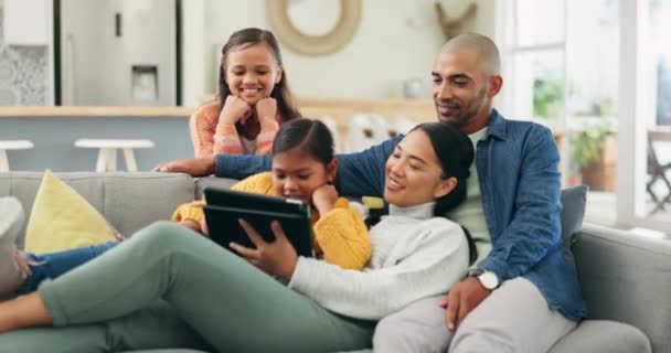 家庭住宅 沙发和家长与孩子们一起在平板电脑上观看在线订阅的节目或电影 孩子和父亲在沙发上观看应用程序时 网站和母亲都会放松下来 — 图库视频影像