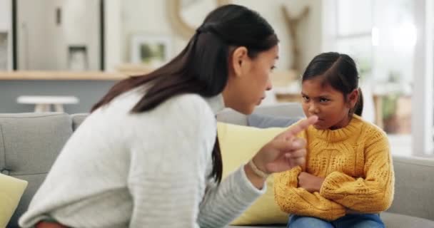 Çocuk Anne Kötü Davranışları Psikoloji Sorununu Cezalandırmak Için Kanepede Azarlıyor — Stok video