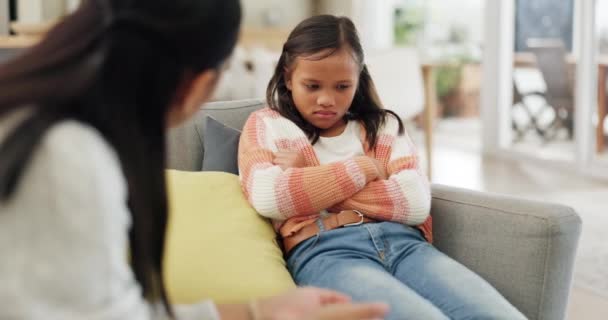 母亲和心烦意乱的孩子在家里谈论纪律 不良行为或沙发上的心理问题 在客厅里带着女童进行讨论 建议或演讲的妇女或精神病医生 — 图库视频影像