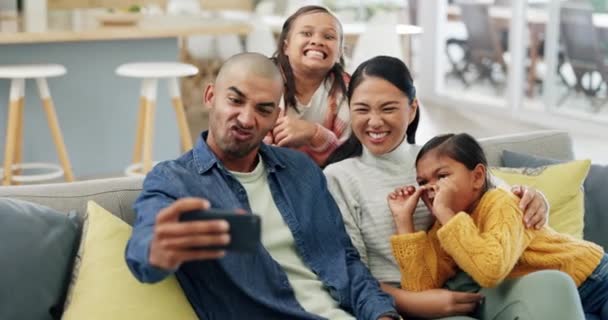 가정의 거실에서 소파에 행복한 가족과 아이들 결합과 품질의 디지털 재미있는 — 비디오