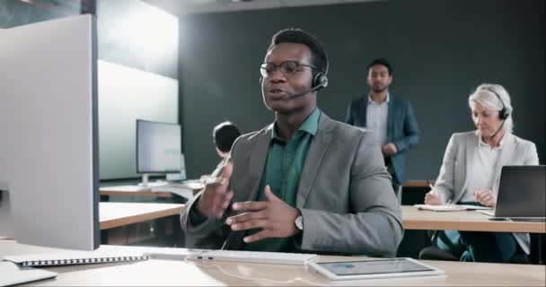 コールセンター スピーキング ビジネスマン コンサルタント エージェンシーサービス アドバイス カスタマーサポート アフリカ人の会話 バーチャルヘルプ コンピュータ上のコンタクトオフィスのコミュニケーション — ストック動画