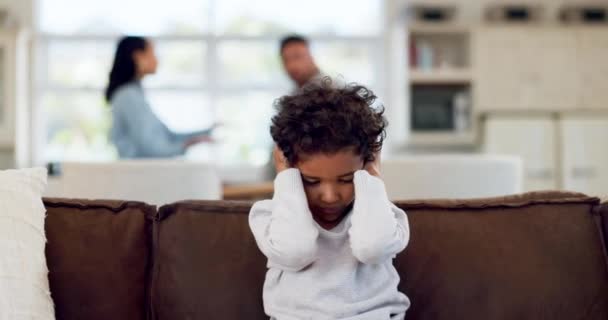 トラウマ および結婚問題 家庭内暴力の際に家庭で戦っている両親を持つ少年 ママとパパが怒って叫ぶのを恐れる男性の子供とのストレス 不安または恐怖 — ストック動画
