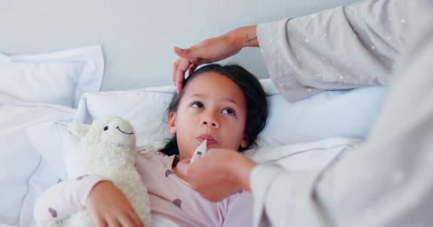 Термометр Больной Родитель Тестируют Ребенка Помогают Гриппом Кровати Спальне Дома — стоковое видео