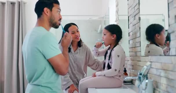 Família Feliz Escovando Dentes Manhã Para Ensinar Uma Criança Banheiro — Vídeo de Stock