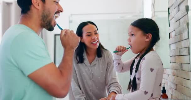 Badkamer Ouders Leren Een Kind Het Poetsen Van Tanden Ochtend — Stockvideo