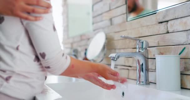 Ouders Helpen Kind Handen Wassen Met Water Uit Kraan Hygiëne — Stockvideo