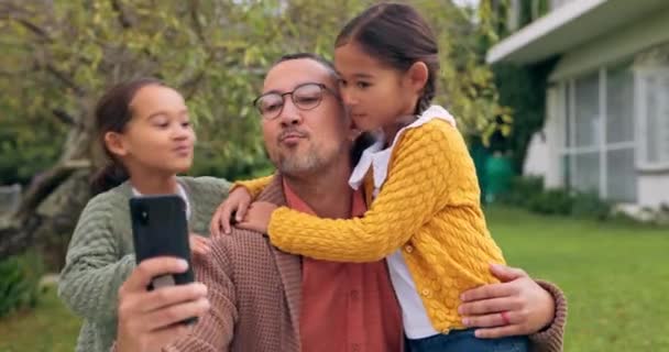 Otče Děti Líbat Venku Selfie Dvorku Péčí Štěstím Láskou Happy — Stock video