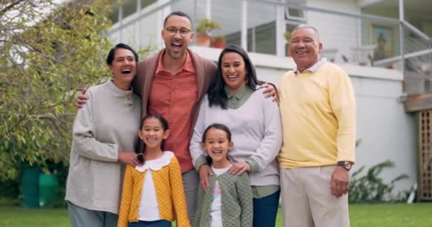 一家人 笑容满面 幸福的肖像画在一个充满爱与关怀的后院 父母和有孩子的祖父母一起在花园度过一段美好的时光 亲密的感情和有趣的假期 — 图库视频影像