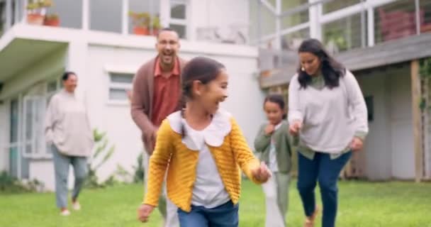 笑顔と幸せとエネルギーで裏庭で子供 ランニングアウトドア 楽しいゲーム チェイス レース ホリデーハウスでの質の高い時間のために一緒に幸せな少女の子供と両親 — ストック動画