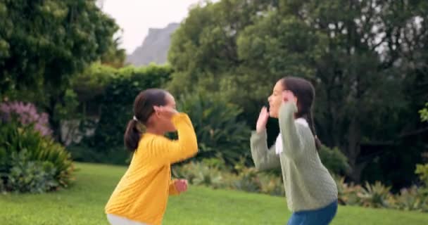 Choca Esos Cinco Abrazando Jugando Niños Felices Parque Juntos Saltando — Vídeo de stock