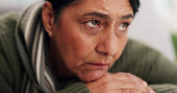 Стрес Мислення Старша Жінка Депресією Сумні Вихідні Горем Домом Або — стокове відео