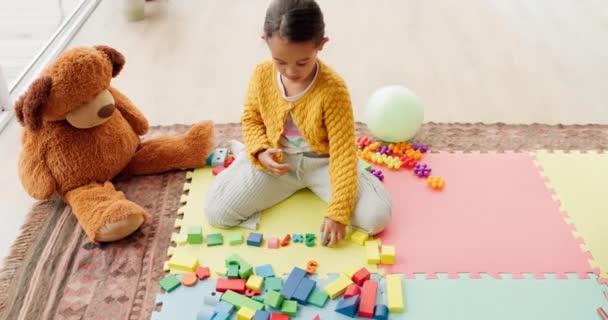 Dívka Dítě Stavební Kameny Puzzle Podlaze Myšlení Nebo Vývoj Pro — Stock video