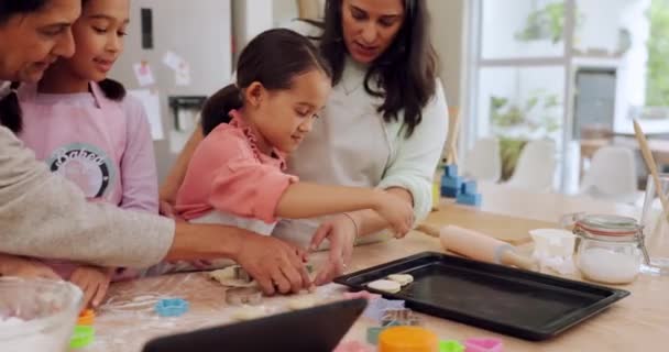Büyükanneniz Anneniz Çocuklara Mutfak Tezgahında Birlikte Yemek Yapmayı Öğretiyor Tatlıyı — Stok video