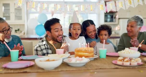 誕生日パーティー ケーキ お祝い 子供たちと一緒に歌ったり 家や陽気です 幸せな母親や祖父母を持つ父親 ろうそくを吹くか 喜びや拍手で興奮 — ストック動画